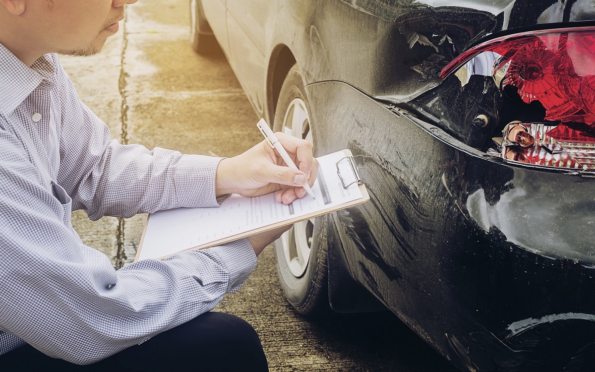 OJK Sedang Mengevaluasi Tarif Khusus untuk Asuransi Kendaraan Listrik