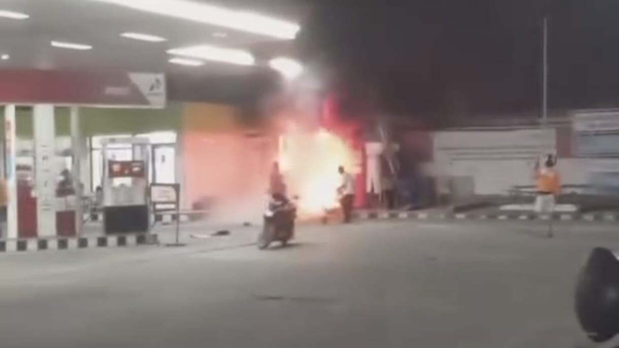 Panik, Bengkel di SPBU Simpang BLK Palembang Terbakar Saat Warga Antre BBM