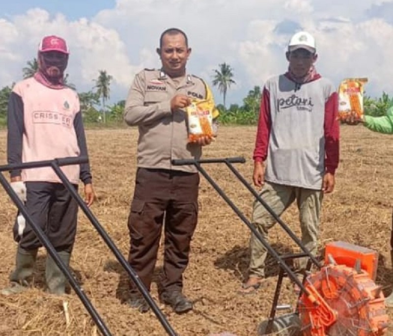 Polsek Pemulutan Tanam Jagung di Lahan 2 Hektar Desa Tanjung Pasir