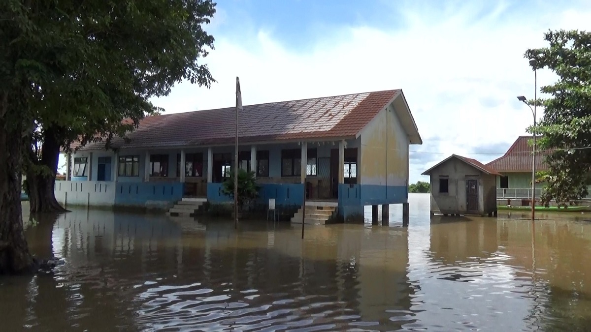 SD Negeri 151 Palembang Terendam Banjir Akibat Pasang Sungai Musi dan Hujan Deras