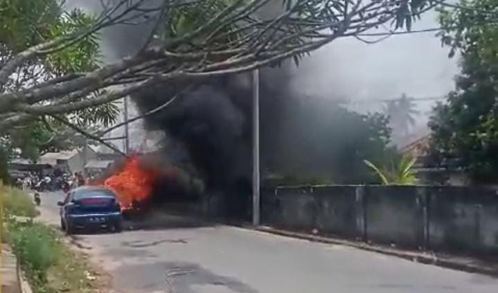 Mobil Sedan Timor Terbakar di Jalan Kemala Kota Prabumulih, Pengendara Panik Dengar Letusan