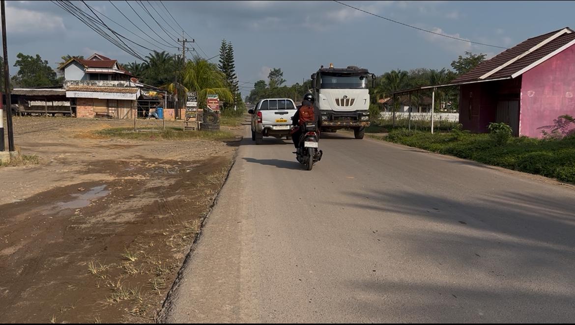 Truk Besar Melintas di Luar Jam Operasional, Resahkan Warga PALI.