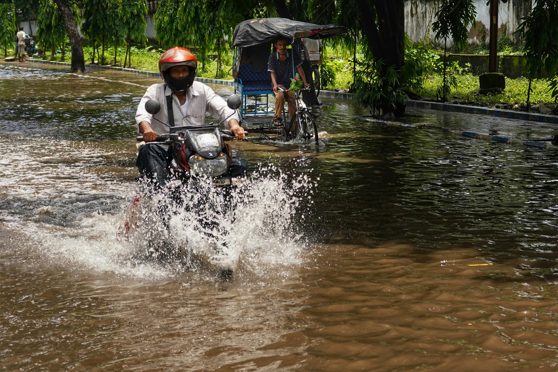 Jangan nekat! Ini bahaya menerobos banjir dengan motor