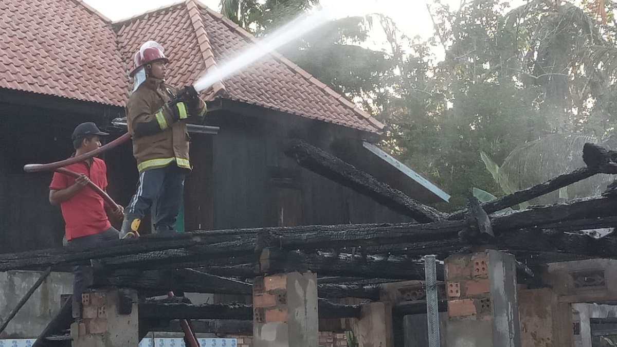  Masak Air Pakai Kayu Bakar, Rumah Warga di Muara Enim Ikut Terbakar