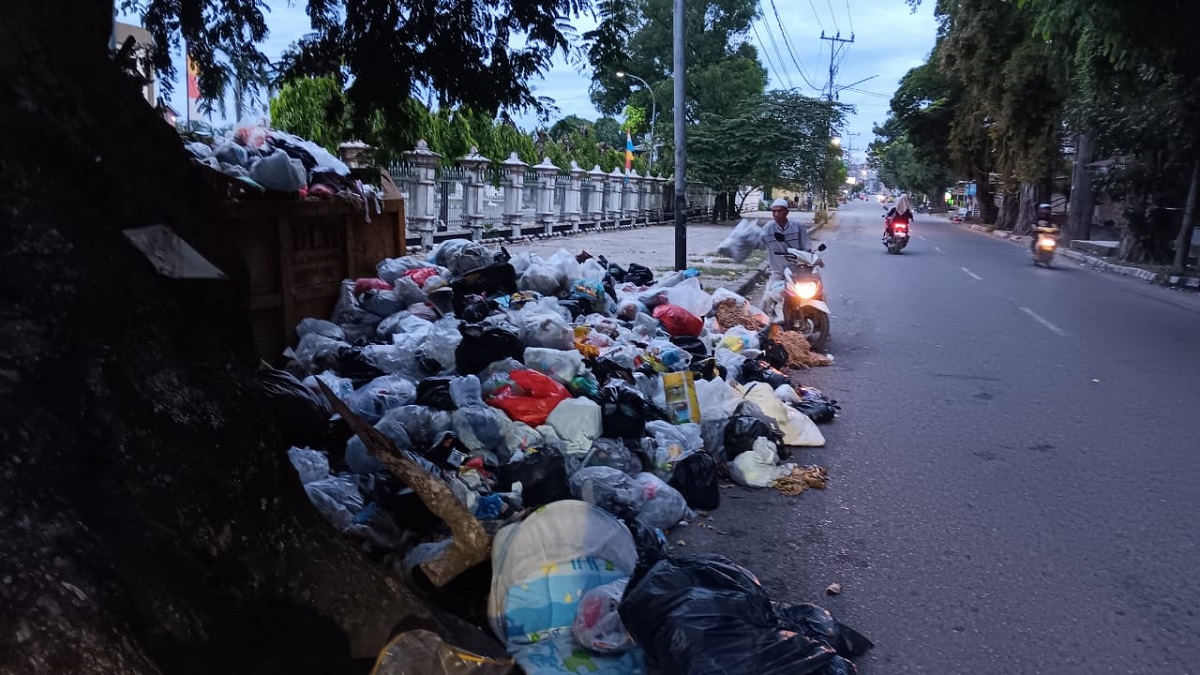 Peraih Adipura! Kota Muara Enim yang Terkesan Kotor dengan Sampah Menumpuk di Pinggir Jalan