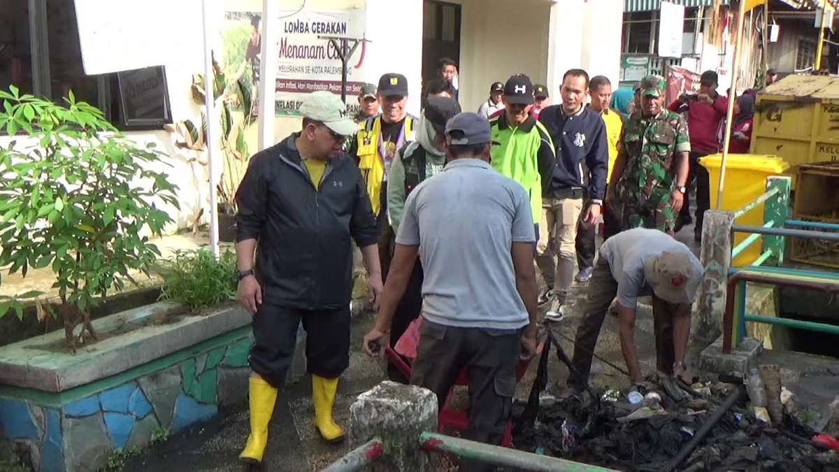 Soroti Kebersihan Kota, Pj Walikota Palembang Komandoi Gerakan Jum’at Bersih di Anak Sungai Lumpur Laut 