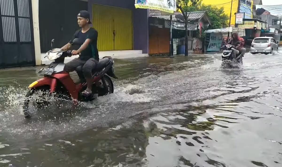 Teknik Aman Melintasi Banjir Saat Menggunakan Motor Matic, Mesin Tetap Optimal Dengan Minimum Kerusakan