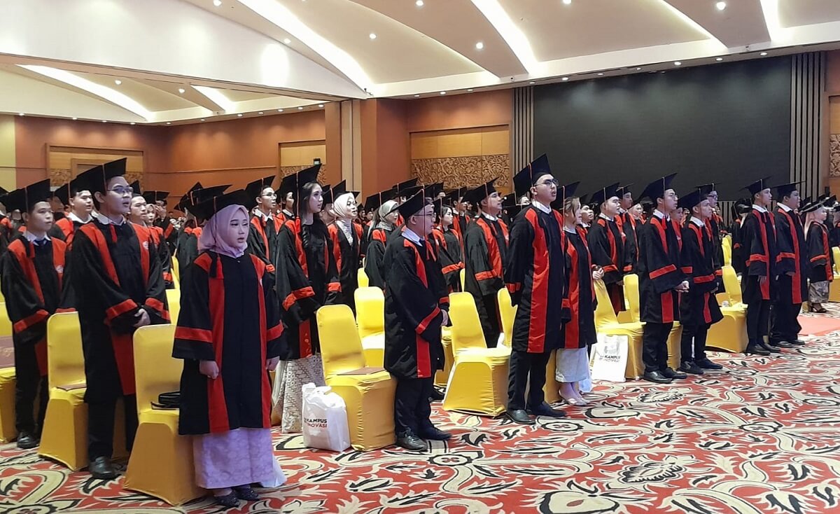 Siap Bersaing di Dunia Kerja, 226 Mahasiswa Universitas MDP Ikuti Wisuda