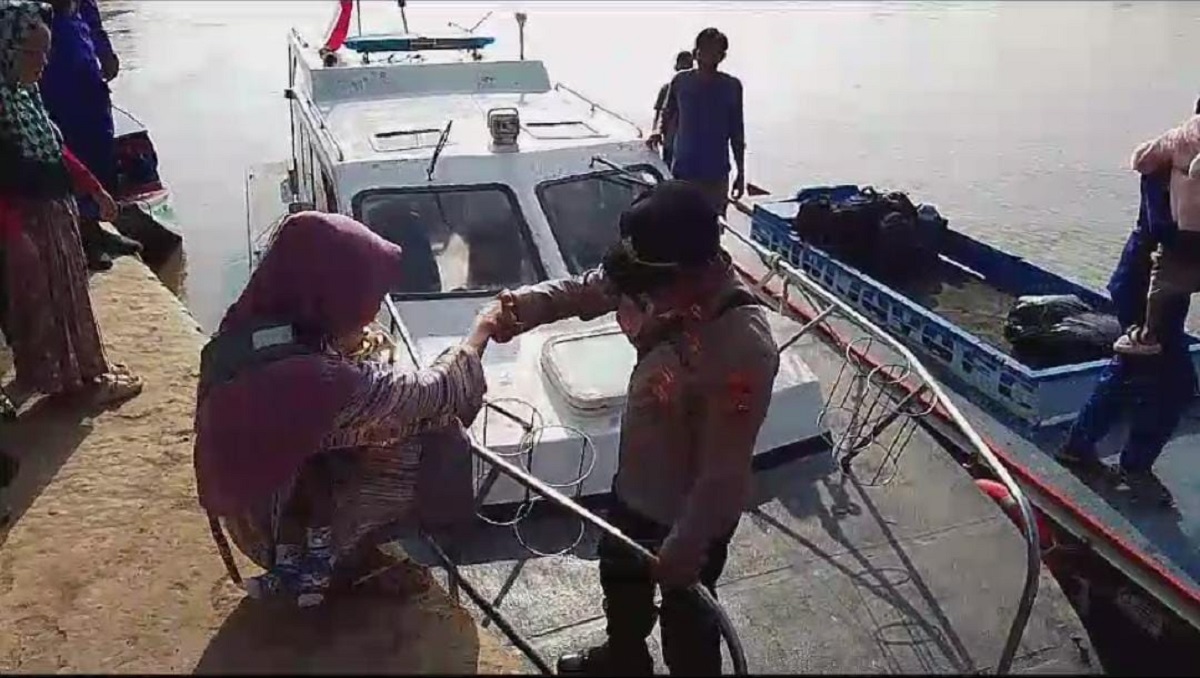   Anak Dari Korban Jembatan Lalan Sakit, Polsek Lalan Gerak Cepat Bawa Pasien ke Rumah Sakit