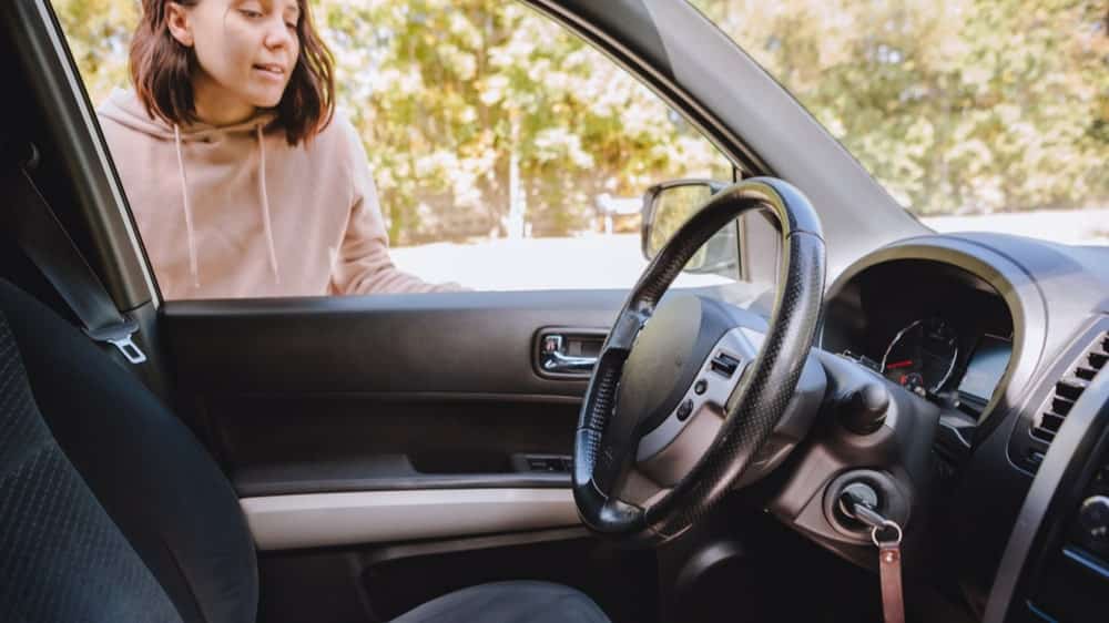 9 Cara Jitu Mengatasi Kunci Tertinggal di Dalam Mobil Ayla