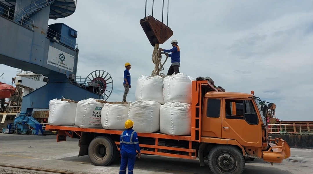 Ribuan Ton Pupuk Impor Tiba di Palembang, Dukung Rantai Pasok Nasional