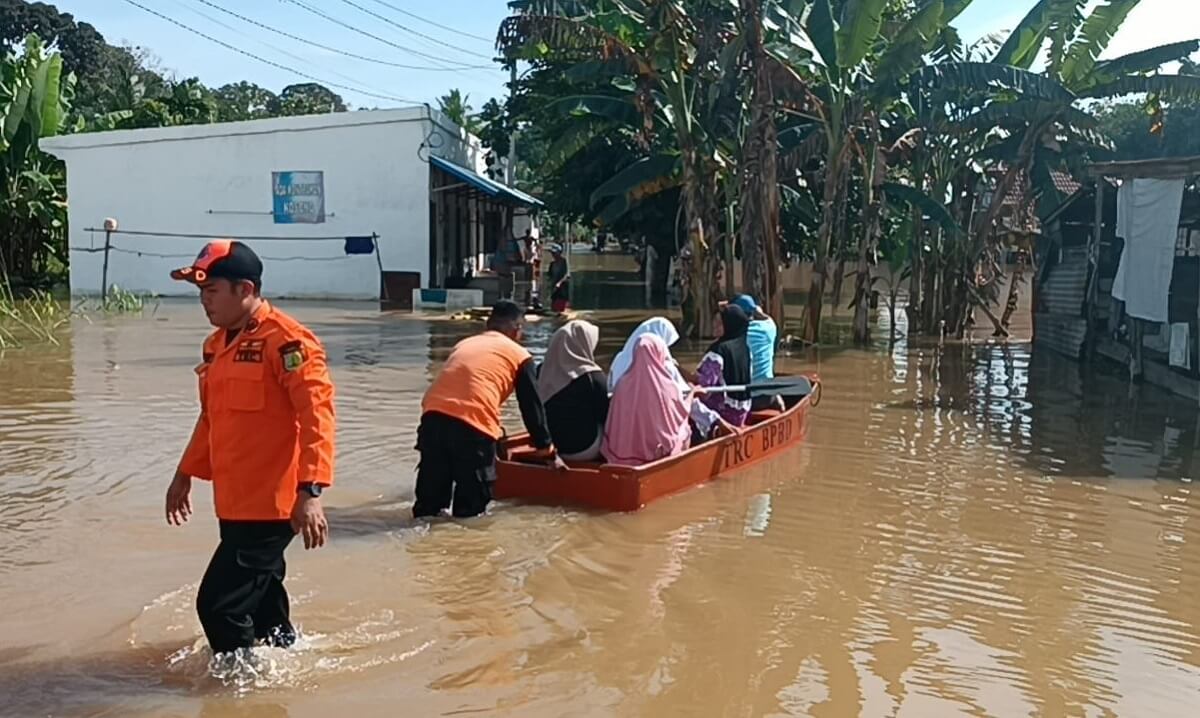 Banjir Sedalam 2 Meter Rendam Ratusan Rumah di Desa Lumpatan Kecamatan Sekayu, Ada Warga Enggan Dievakuasi!
