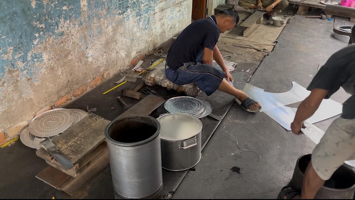 Perajin Dandang Aluminium di PALI Raup Omzet Jutaan