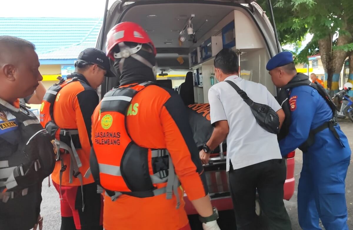 Nakhoda Tugboat Jasa Karya yang Tenggelam di Sungai Musi Dibawa ke Rumah Sakit Bhayangkara Palembang