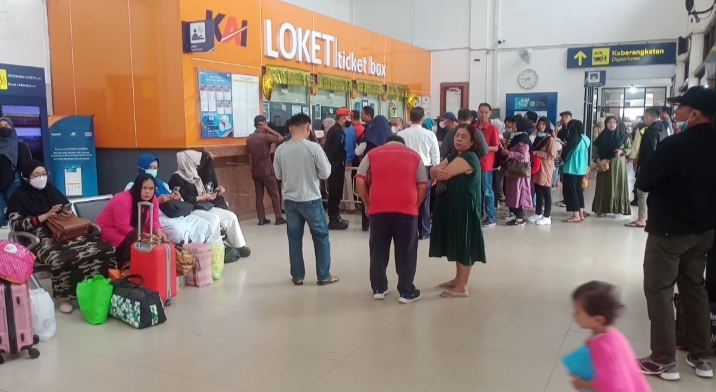 Sepekan Setelah Lebaran, Arus Balik di Stasiun KA Kertapati Palembang Masih Ramai