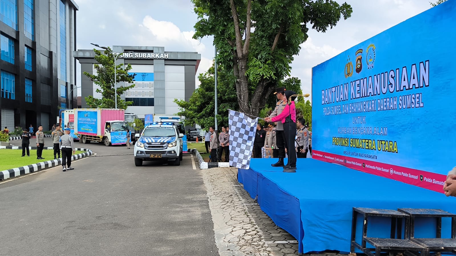 Polda Sumsel Kirim 25 Ton Bantuan Korban Banjir Bandang di Sumatera Utara