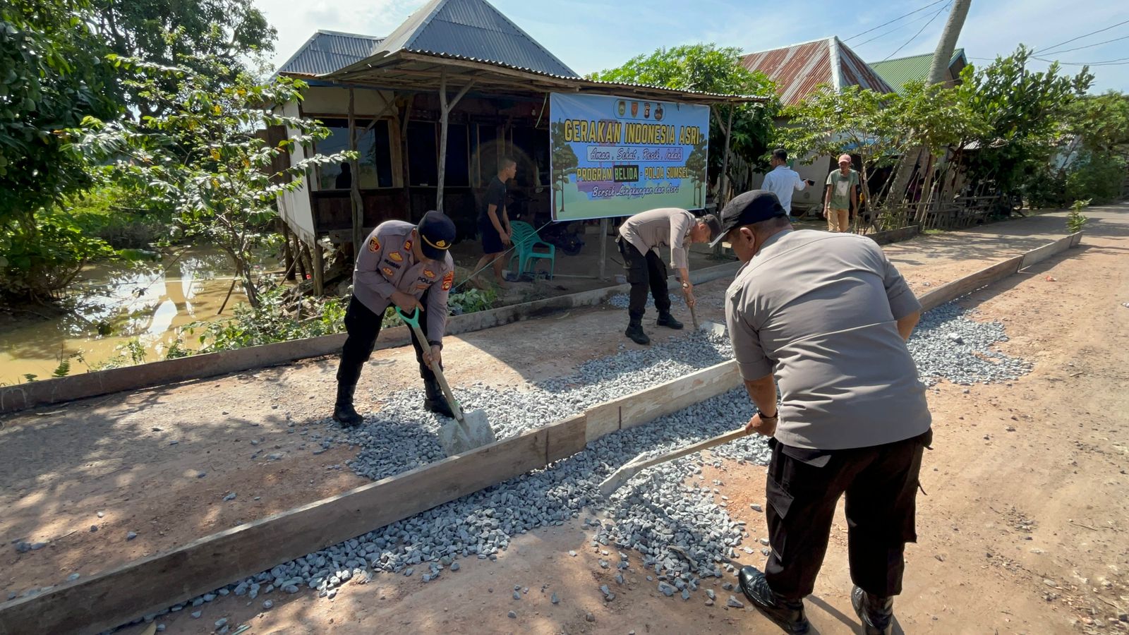 Polisi Cek Titik Jalan Rusak di Desa Sembadak 