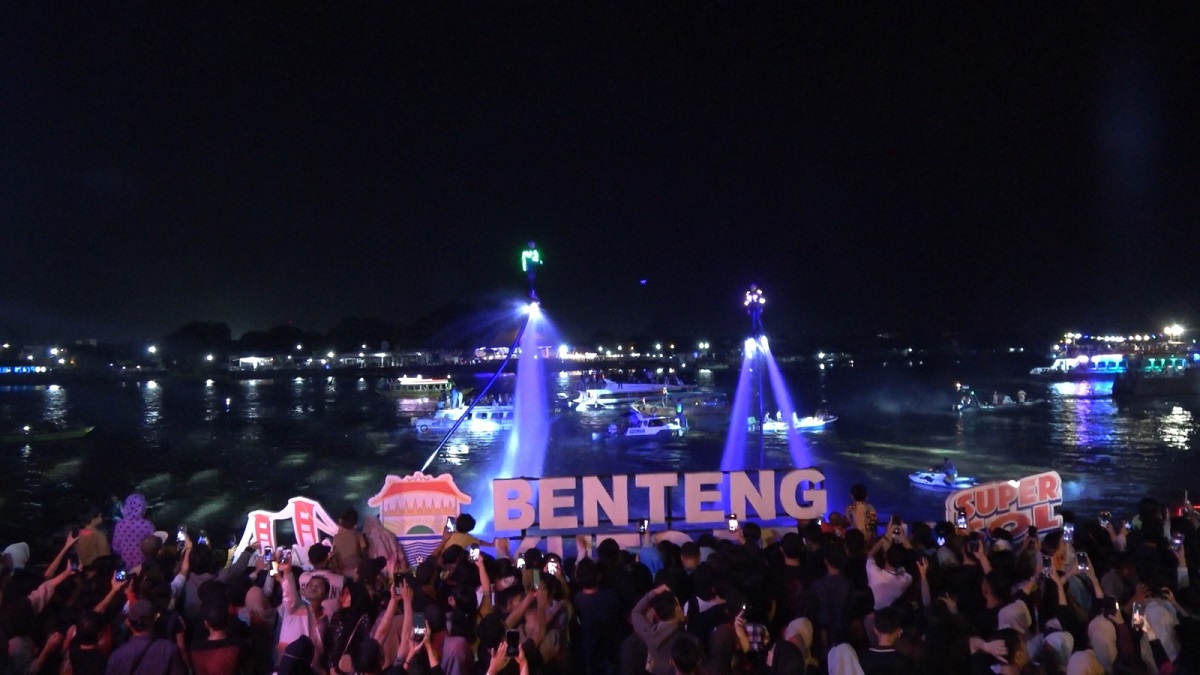 Spektakuler! Flyboard Lighting di Festival Sungai Musi 2025, Pertama di Sumatera