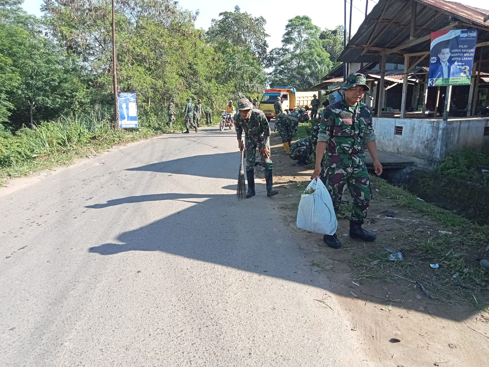 Karya Bhakti Pembersihan Pasar Sukajadi dalam Rangka HUT Kodam II/Sriwijaya ke-78