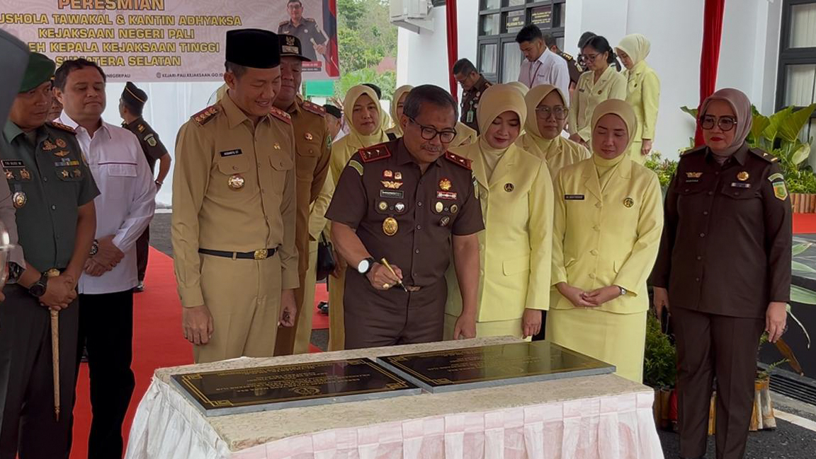 Bupati PALI Asgianto Resmikan Mushola Baru dalam Kunjungan Kerja ke Kejari PALI