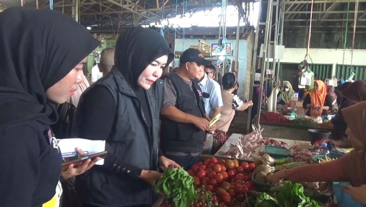  Blusukan ke Pasar, Fitri Serap Keluhan Pedagang Kebun Bunga Palembang