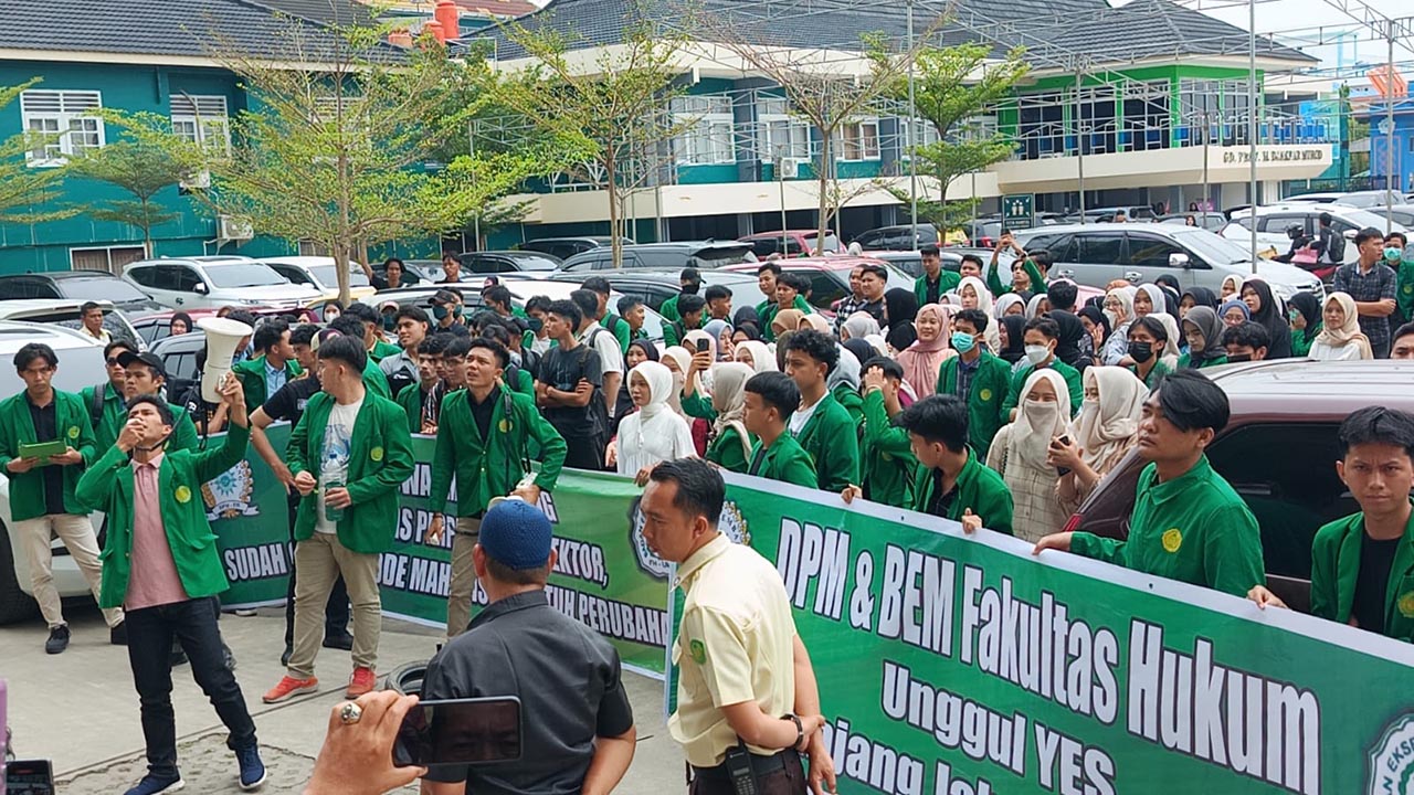 Mahasiswa UMP Gelar Unjuk Rasa Tolak Perpanjangan Jabatan Rektor Lebih dari 2 Periode