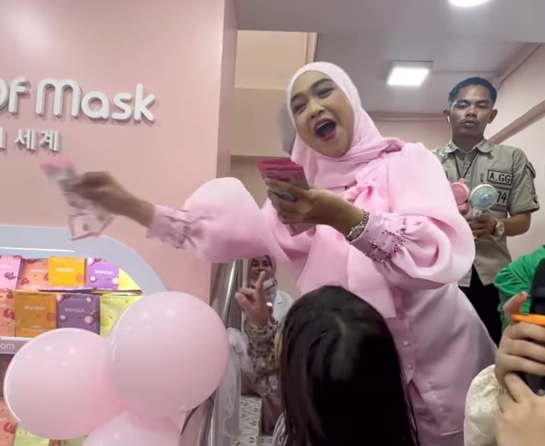 Youtuber Ria Ricis Bagikan Hadiah Berupa Uang ‘Saweran’  Kepada Penggemar di Palembang