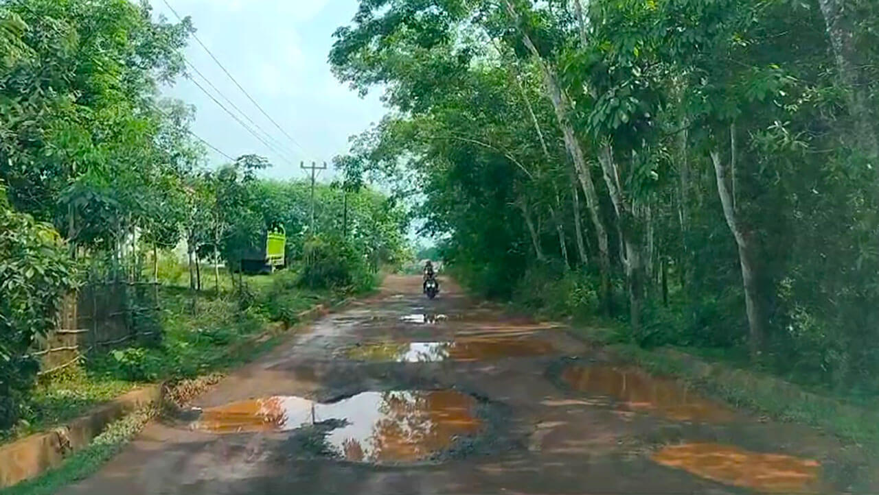 Jalan Rusak Parah, Warga 5 Desa di Banyuasin III Menjerit Berkubang Lumpur!