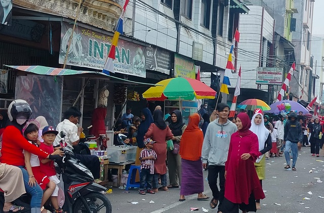 Meriahnya Pawai Pembangunan di OKU Selatan Berkah Tersendiri bagi Pedagang