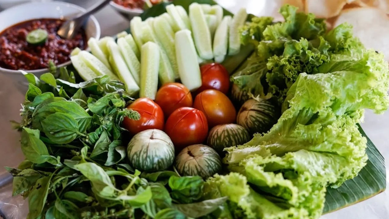 Aneka Lalapan Khas Palembang yang Segar, Sederhana, dan Jadi Pelengkap Hidangan Ikan