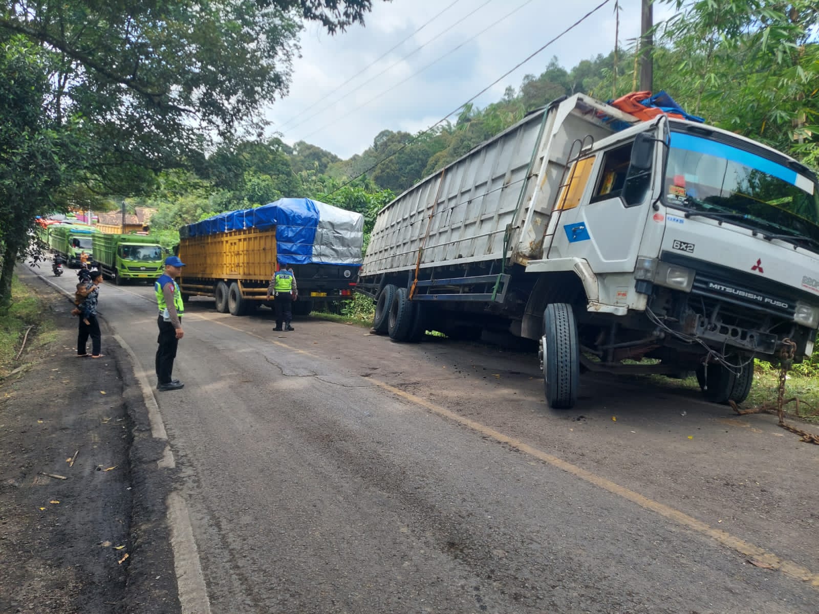 Truk Angkutan Batubara Patah As Roda, Warga Terjebak Macet Belasan Jam di Jalinteng Sumatera