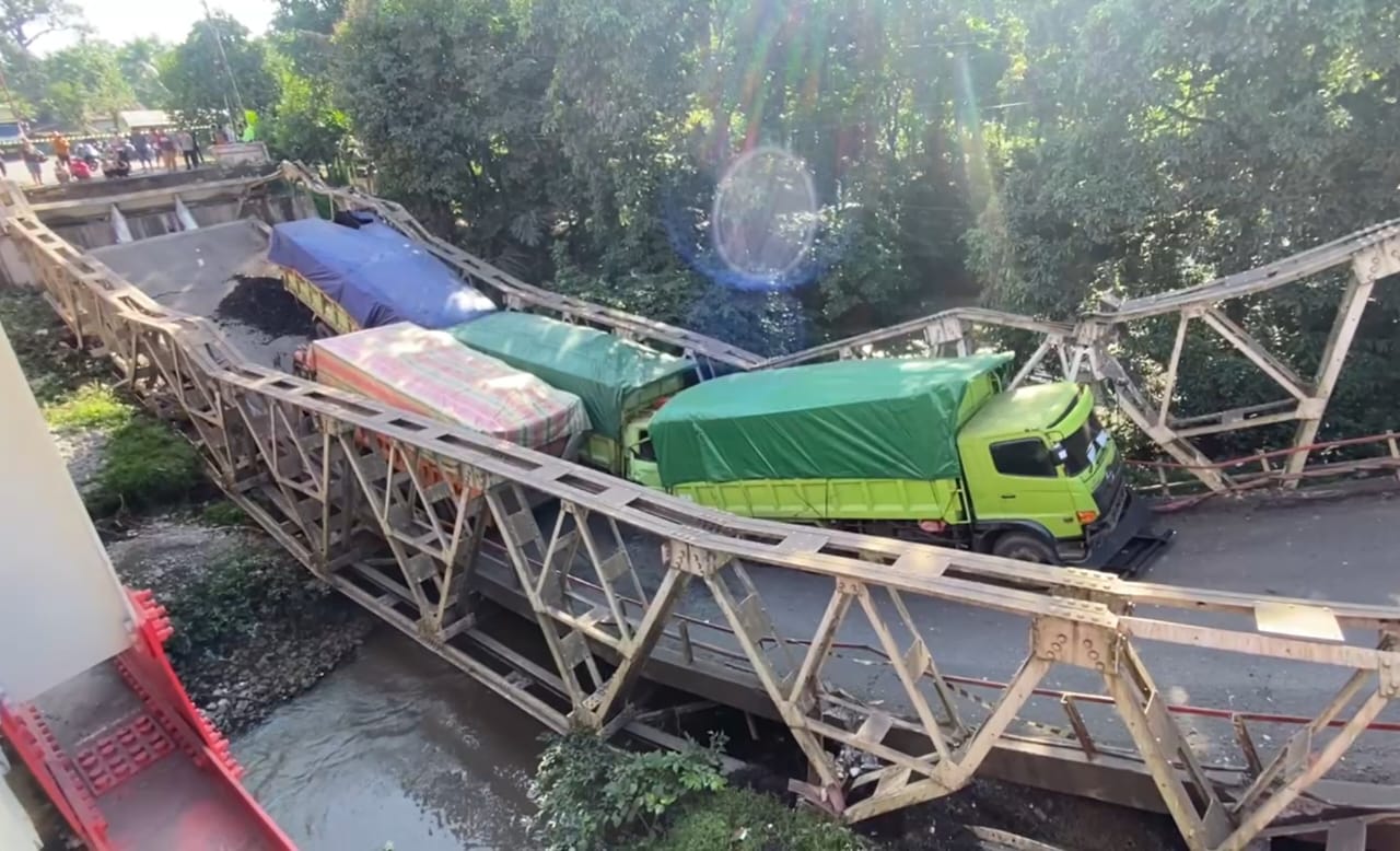 Angkutan Batu Bara Robohkan Jembatan, Empat Dump Truk Terjebak