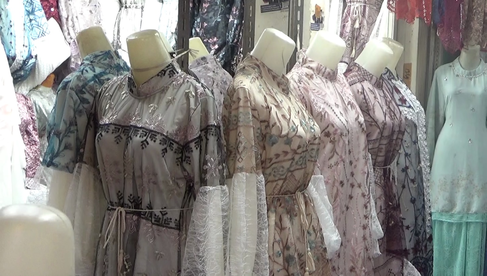 Pakaian Binor Jadi Buruan Warga di Pasar 16 Ilir Palembang