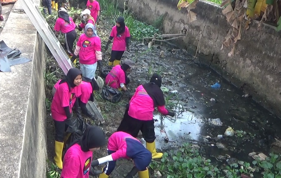 5 Ton Sampah Berhasil Diangkut dari Sungai di Kawasan Karang Anyar Gandus