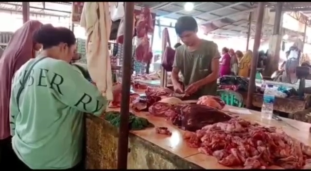 Harga Daging Sapi di Pasar Indralaya Masih Tinggi Pasca Idulfitri