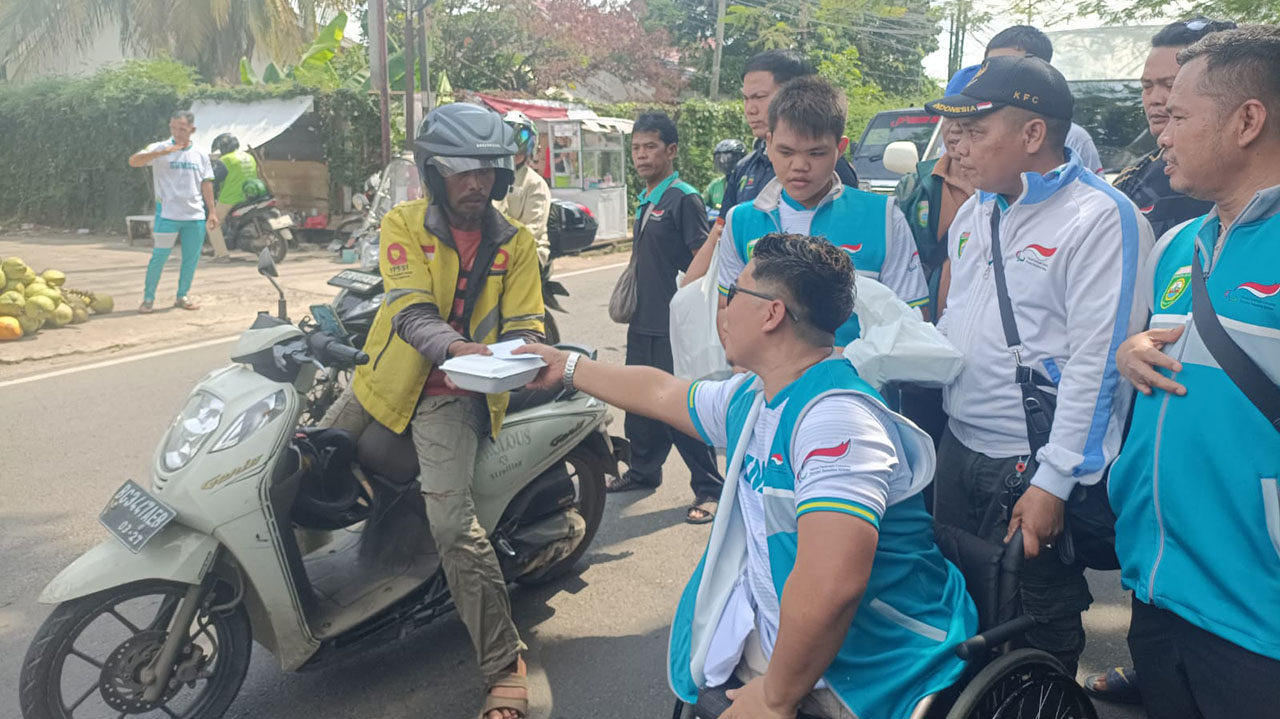 Atlet Disabilitas Sumsel Berbagi Kepada Pengguna Jalan Khususnya Ojol