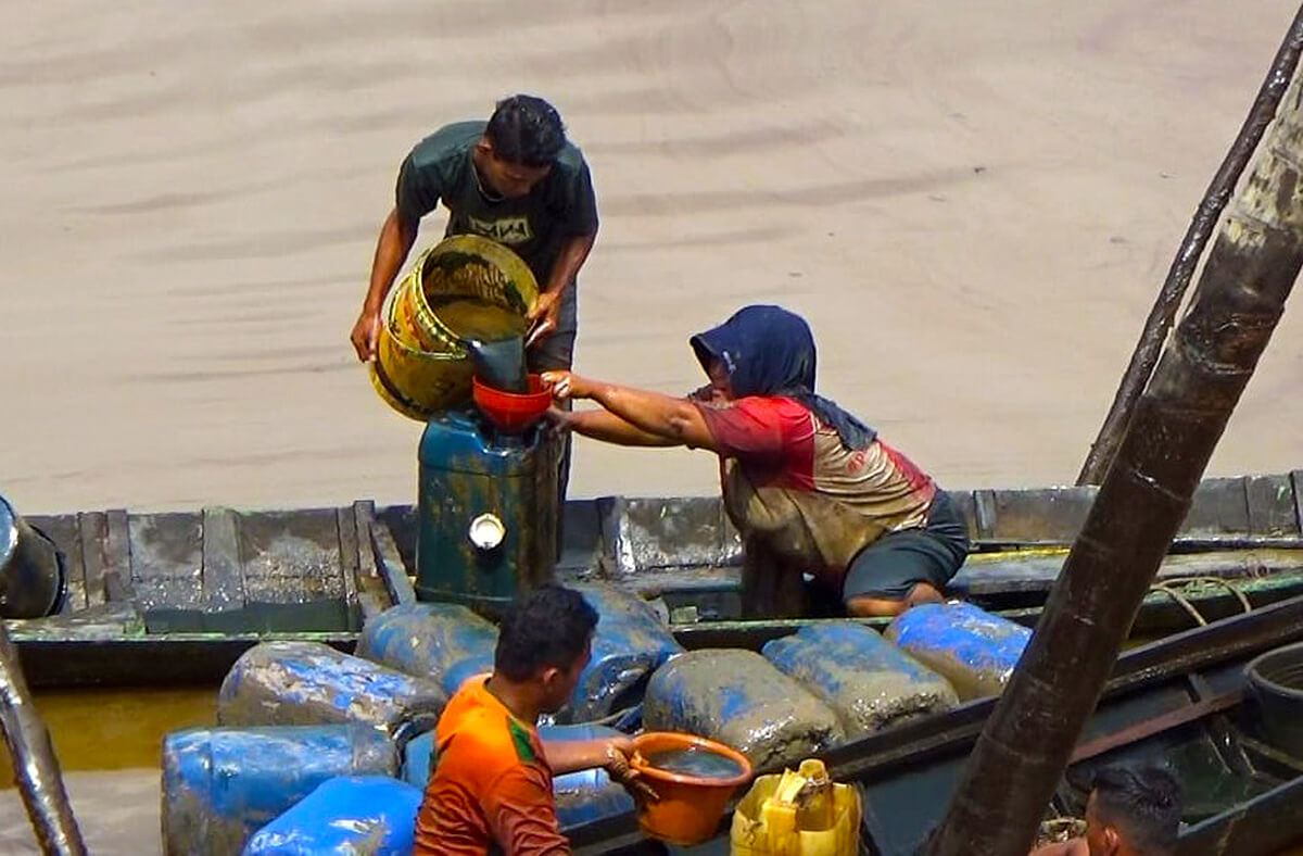 Tak Hiraukan Bahaya, Warga Tetap Peras Minyak Mentah Semburan Illegal Drilling di Sungai Parung Musi Banyuasin