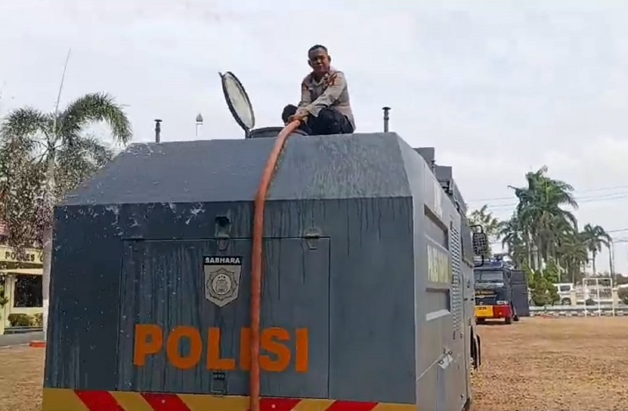 Polres Ogan Ilir Kerahkan 2 Unit Mobil Armoured Water Cannon Padamkan Kebakaran Lahan dan Hutan