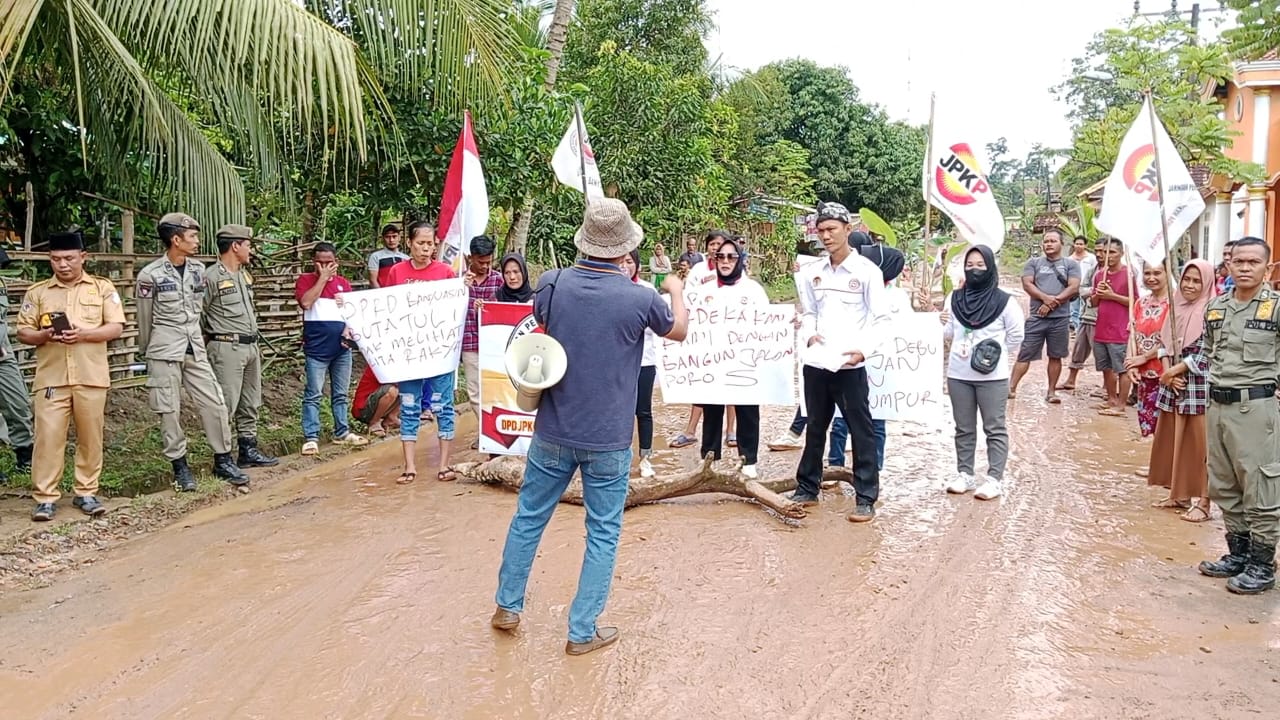 Masyarakat Blokade Jalan Sebagai Bentuk Protes Terhadap Pemerintah