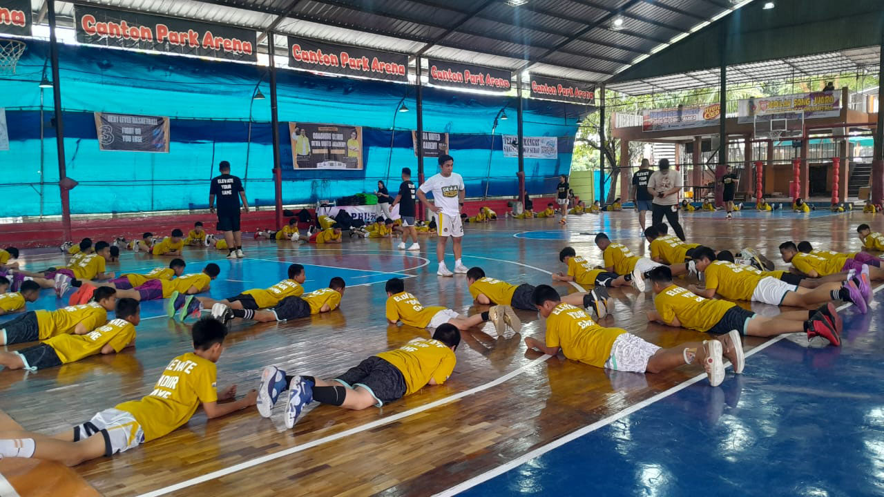 Dewa United Academy Gelar Coaching Clinic Basket untuk Pelajar SD dan SMP di Palembang