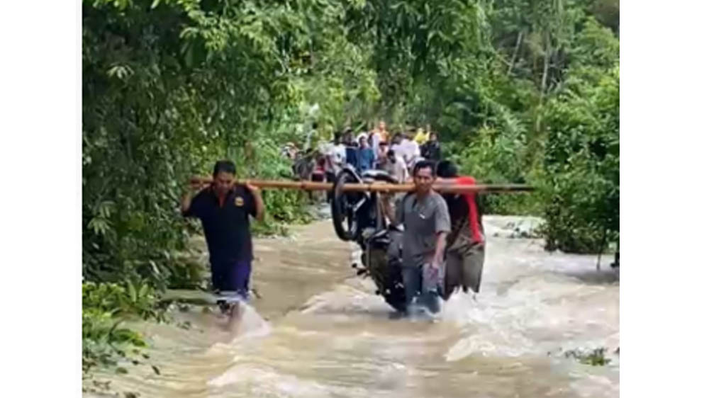 Banjir, Warga Gotong Royong Angkat Sepeda Motor
