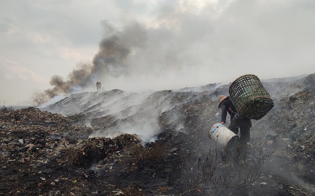 Sudah 4 Hari 'Gunung' Sampah Terbakar, Warga Sekitar TPA Sukawinatan Palembang Keluhkan Asap Tebal