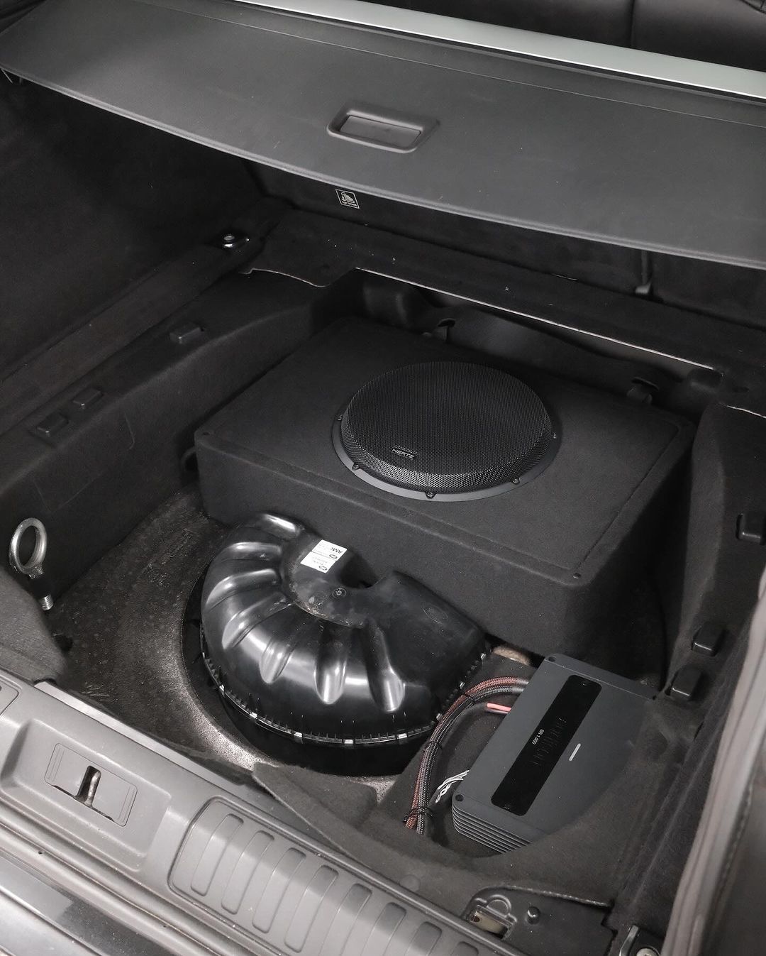 Mengoptimalkan Audio Kendaraan dengan Instalasi Subwoofer dan Soundproofing pada Range Rover Sport SVR