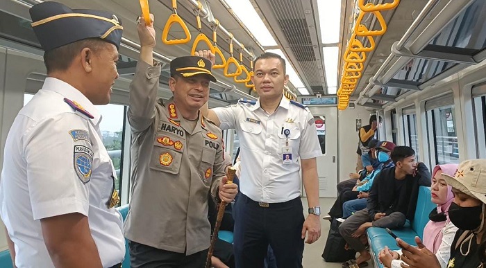 Antusias Masyarakat Naik LRT Gratis Bersama Kapolrestabes Palembang di Hari Bhayangkara Ke-77
