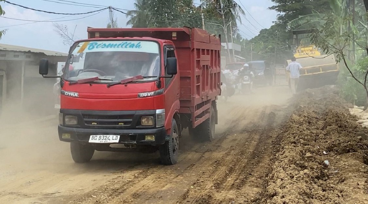 Pembangunan Jalan Lettu Karim Kadir Gandus Dimulai, Warga Keluhkan Debu dan Ganti Rugi
