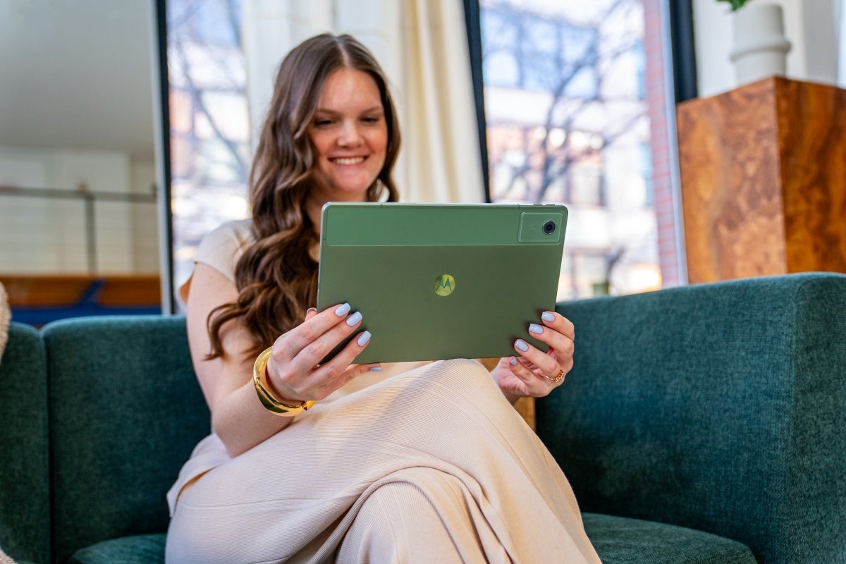 Inovasi di Balik Fast Charging Moto Pad 2026