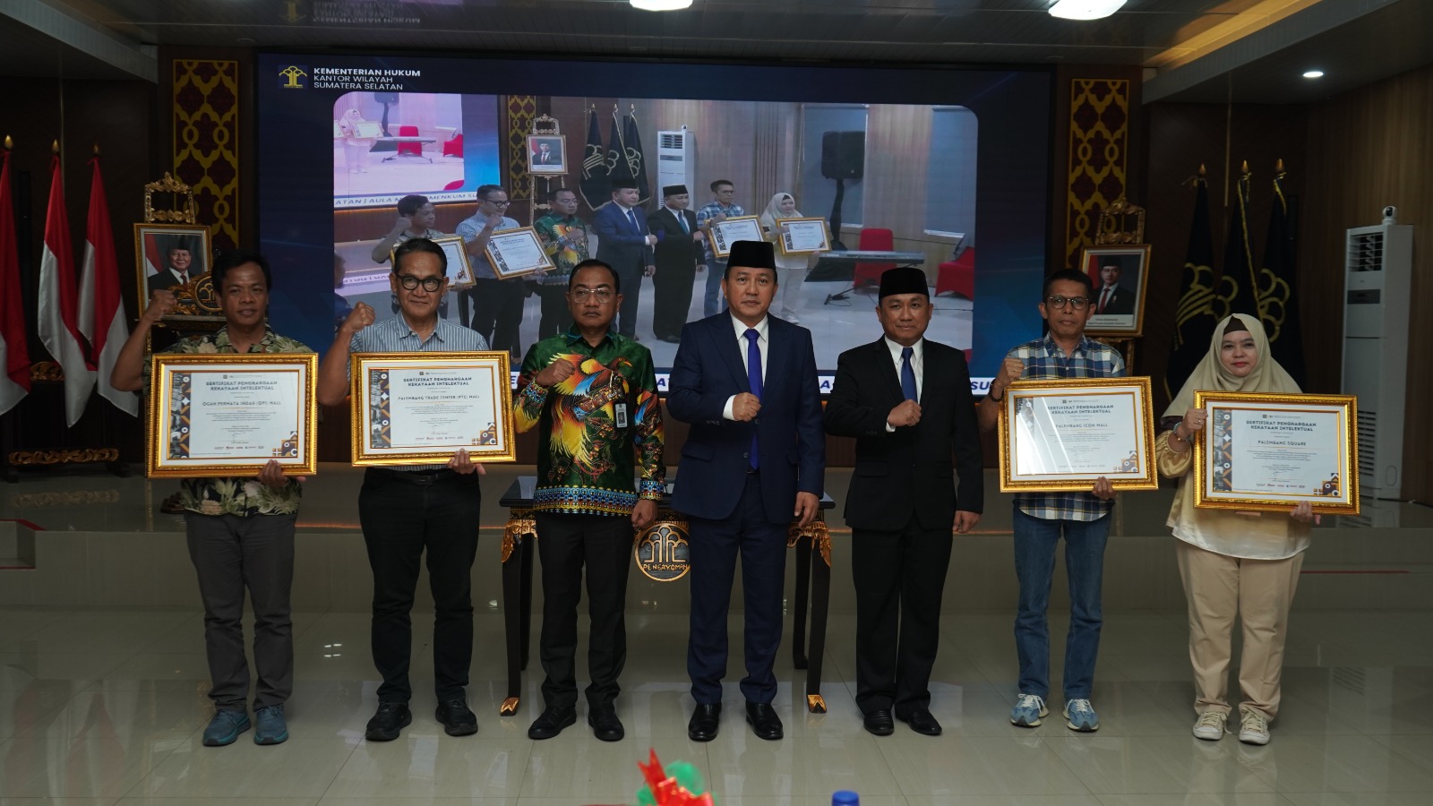 Kemenkum Anugerahi 10 Pusat Belanja di Sumsel Sertifikat Kekayaan Intelektual