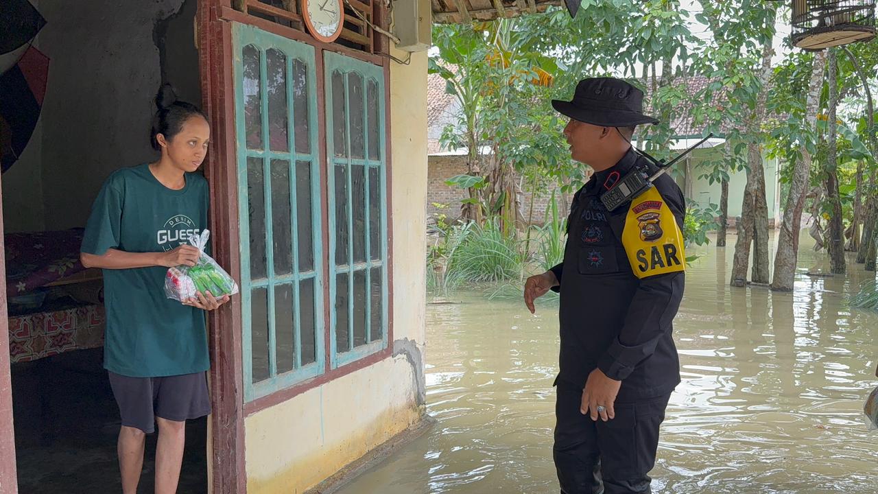 Banjir Landa Desa Tebing Sulu OKI, Brimob Polda Sumsel Evakuasi Warga