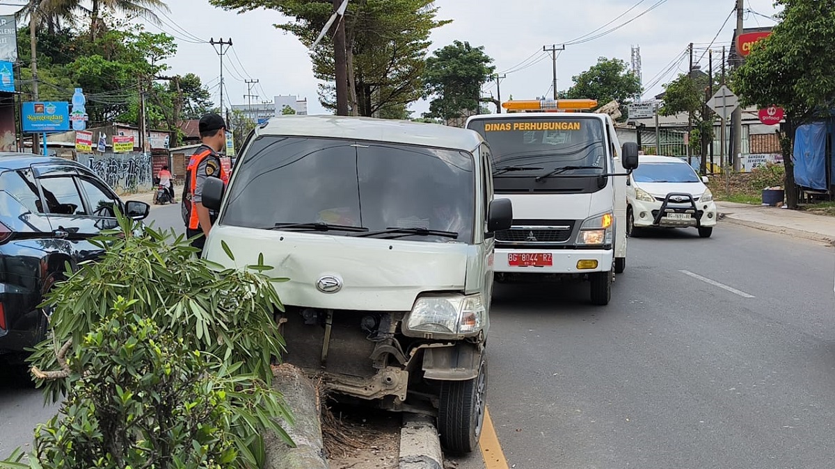 Diduga Sang Sopir Mengantuk, Mobil Daihatsu Gran Max Tabrak Median Jalan dan Pohon