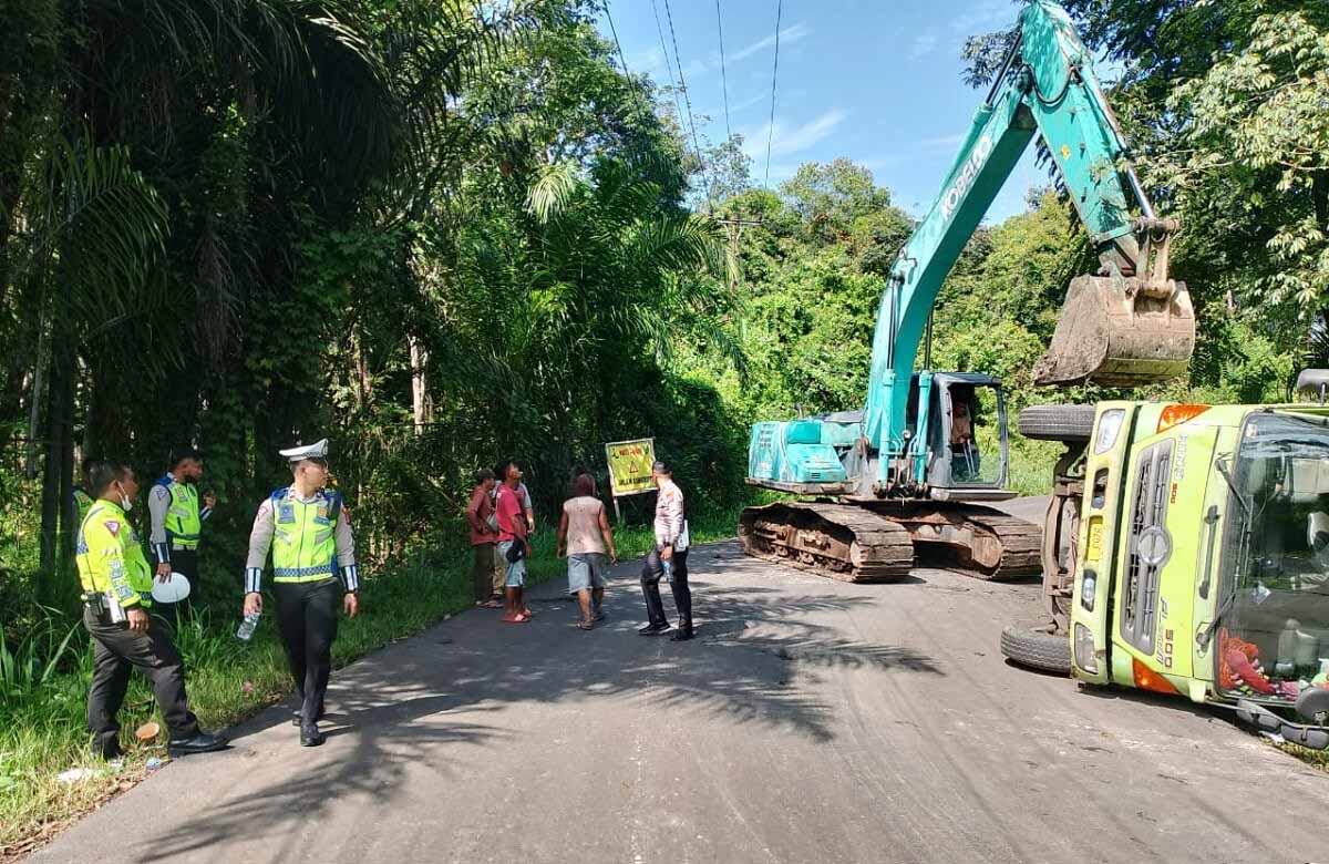 Ban Belakang Bermasalah, Truk Terperosok ke Tepi Jurang di Jalan Lintas Sumatera Muara Enim